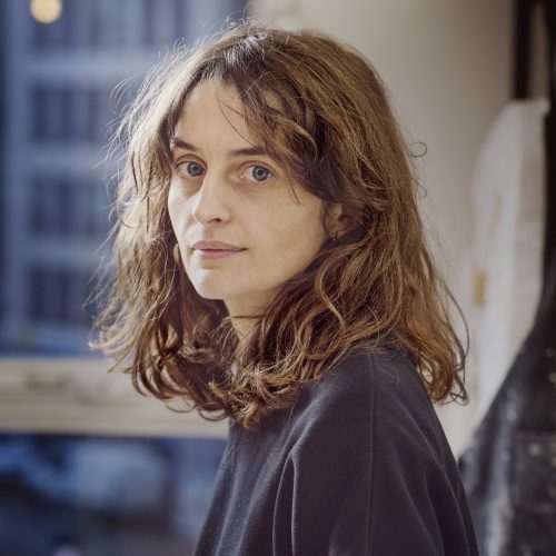 Portrait de l'artiste Fanny Papot dans son atelier de la tour Orion à Montreuil.